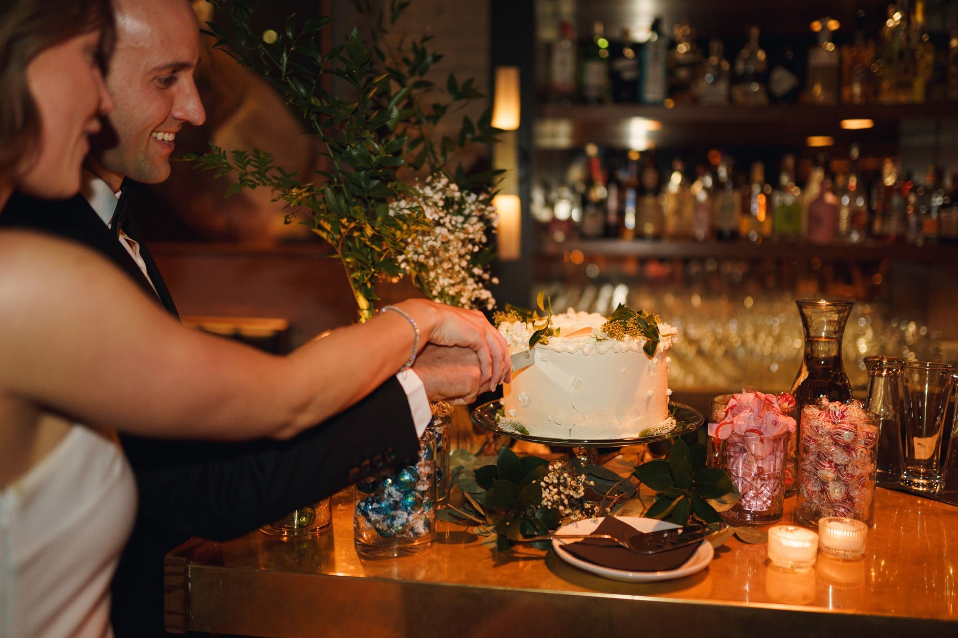 Les mariés coupent le gâteau au bar