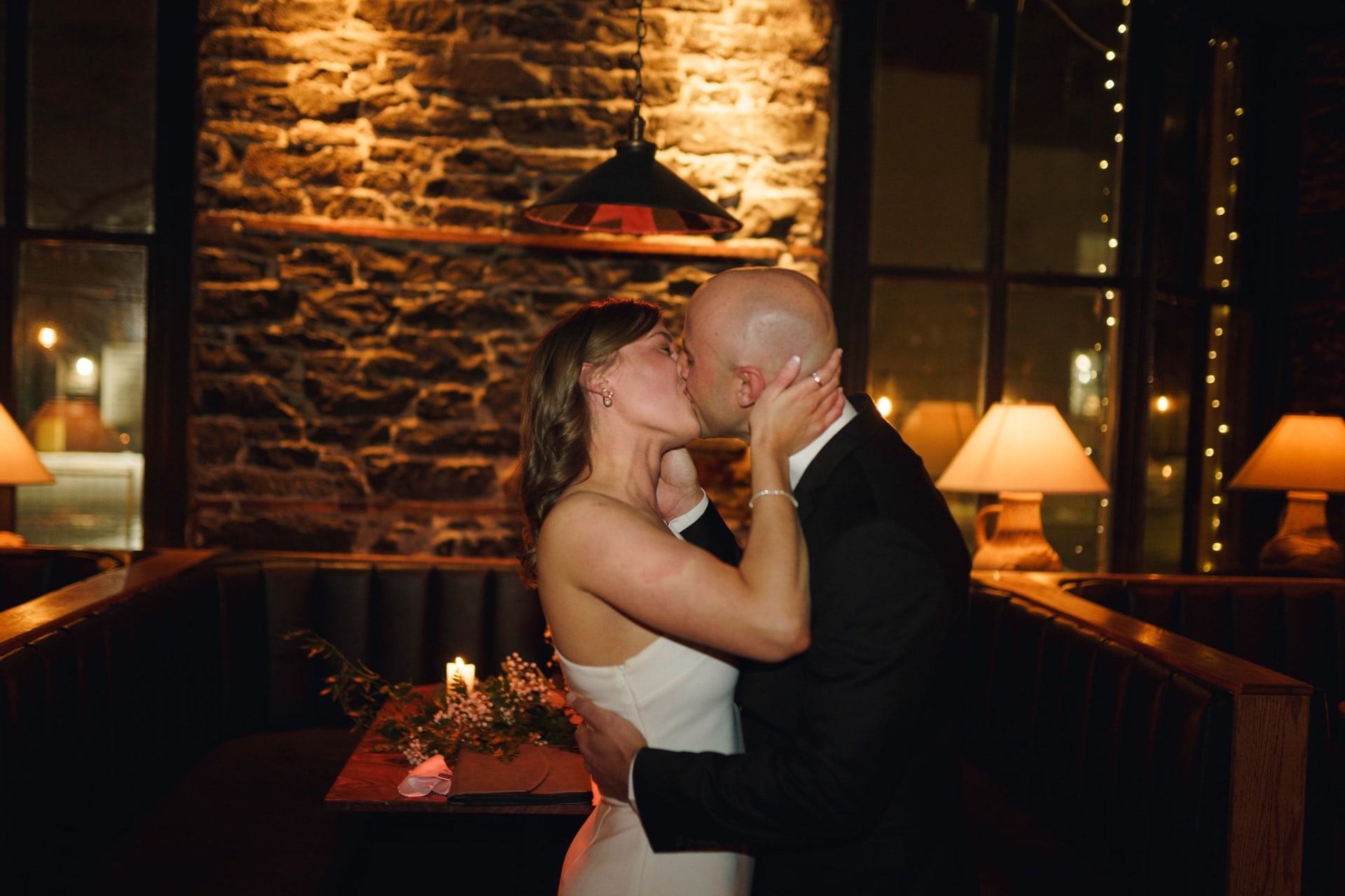Premier baiser des nouveaux mariés